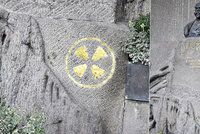 Záhadný znak na hrobu Antonína Dvořáka na Vyšehradě: Návštěvníci se bojí, že je radioaktivní