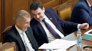 Hřib: Hvězdná pěchota zdržuje hlasování kvůli Babišovi na mítinku. Sněmovní jednání o důvěře glosujeme živě