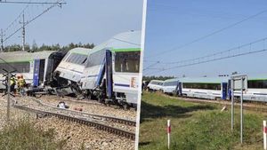 Hrůza na přejezdu v Polsku: Rychlík smetl kamion, desítky zraněných