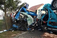 Dodávka se srazila s náklaďákem u Čáslavi: Nepřežil to člověk, další byl zaklíněný