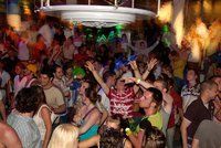 Party ostrov brojí proti tajným zakázaným večírkům. Policie lanaří „do zbraně“ cizince