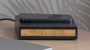 Ikea do jednoho zařízení spojila budík, teploměr a bezdrátovou nabíječku pro mobil Ikea do jednoho zařízení spojila budík, teploměr a bezdrátovou nabíječku pro mobil