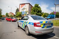 Muži v Olomouci autobus rozdrtil ruku: První pomoc poskytli policisté, teď hledají svědky