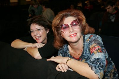Marie Tomsová (vlevo) v hudební revue Ginger a Fred alternovala svou bývalou hlasatelskou kolegyni Saskii Burešovou.