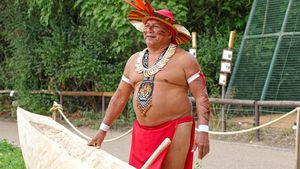 Indiánský náčelník kmene z Amazonie v Plzni: Pro zoo dlabe kánoe