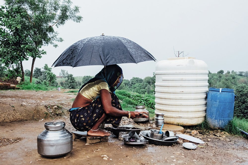 Rodiny Ádivásí žijí v zapadlých částech Indie, kde mnohdy chybí voda. Především ženy i děti ji čerpají z vesnických studní.