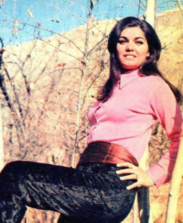 Na přelomu 60. a 70. let bylo v Íránu velice módní zcela kopírovat zvyky západních států, a to včetně minisukní či bikin. Všechny obchodní domy v Teheránu nabízely nejnovější kolekce evropských značek, íránské časopisy fotily dívky v odvážných pózách.