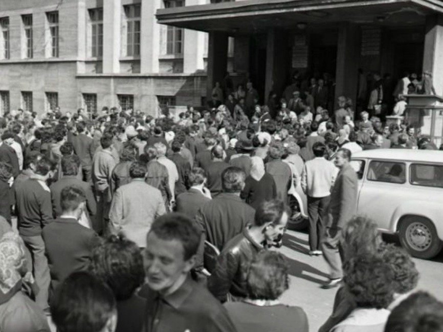 Lidé obklopili v Bratislavě budovu soudu. Případ Ireny Čubírkové byl velmi sledovaný.