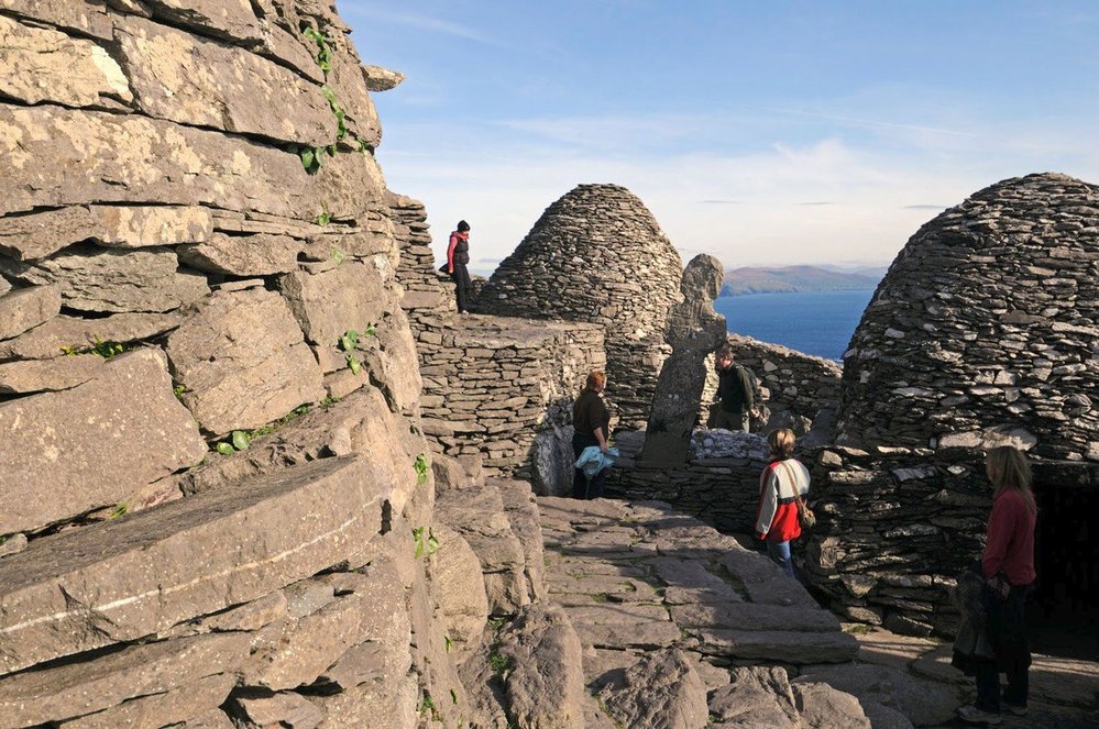 Ostrov Skellig Michael skrývá pozůstatky klášteru ze 7. století n. l., ve kterém přebývali první irští křestané. V nedávno minulé době se klášter proslavil ve filmu Star Wars: Poslední z Jediů.