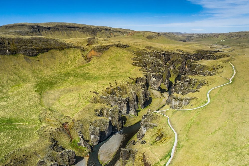 Kaňon Fjaðrárgljúfur. Nejznámější islandská soutěska se nachází na jihovýchodě země. Protéká jí řeka Fjaðrá. Kaňon je dlouhý zhruba dva kilometry a jeho strmé skalní stěny se vypínají do výšky až sta metrů.