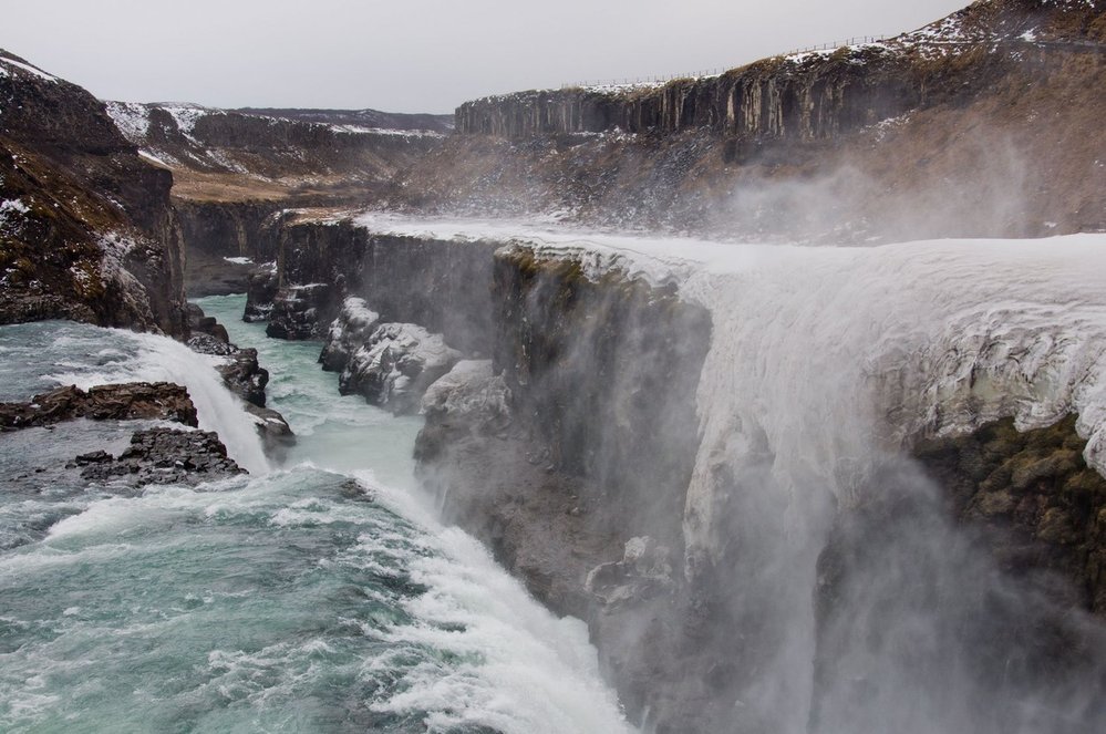 Vodopád Gullfoss. Gullfoss je jedním z nejznámějších a nejvyhledávanějších islandských vodopádů. Leží na trase takzvaného Zlatého kruhu v jižní části ostrova. Vodopád tvoří dvě na sebe navazující kaskády, vysoké deset a dvacet metrů.