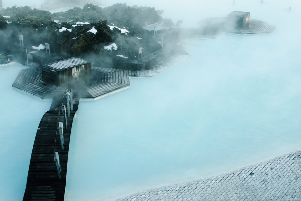 Modrá laguna. Dopravně snadno dostupné geotermální lázně jsou jednou z „povinných zastávek“ na cestě po Islandu. Relaxace v až 39 stupňů teplé vodě je tou pravou odměnou po náročnějších, turistikou nabitých dnech. Pokud ovšem dáváte přednost méně komerčnímu prostředí a chcete i ušetřit, ponořte se do některých z pramenů ve volné přírodě.