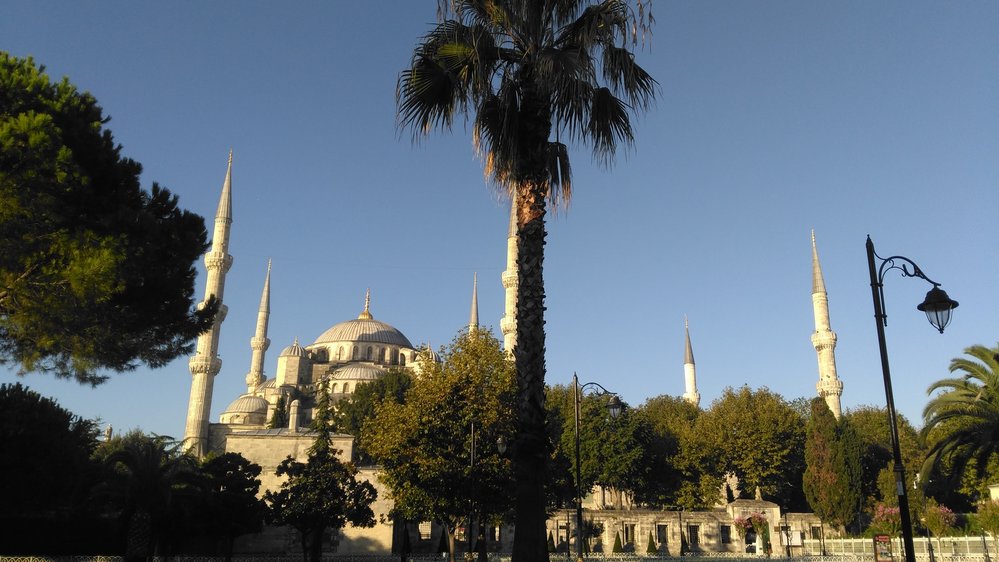 Jedna z mešit obklopených zelení v Istanbulu