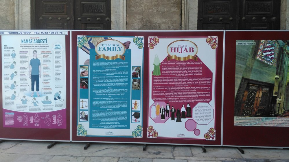 V mešitách otevřených pro turisty jsou pořádány propagační výstavy o islámu