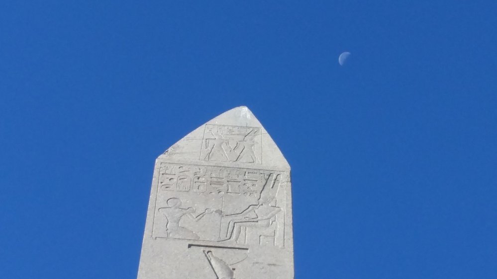 Vrchol obelisku Theodosia s měsícem v pozadí