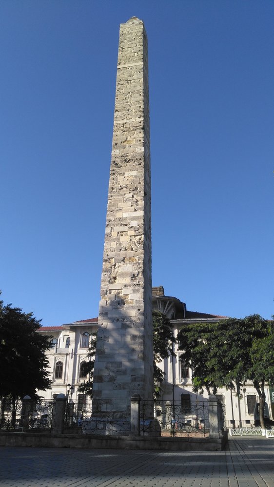 Zděný obelisk