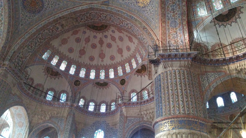 Zdobený interiér v jedné z mešit ve starém městě