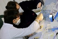 Skupina zdravotníků falšovala v Itálii očkovací certifikáty. Přišla si na skoro půl milionu