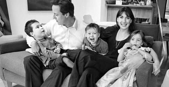 David Cameron drží v náručí syna Ivana, který zemřel přesně před osmi lety