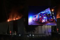V Jablonci nad Nisou hořela hala Jablotronu: Hasiči s ohněm bojovali čtyři hodiny