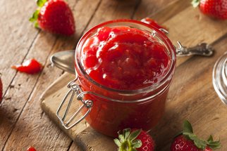 Jak na jahodovou marmeládu? Máme zaručený recept, tipy a triky, se kterými se vždy povede!