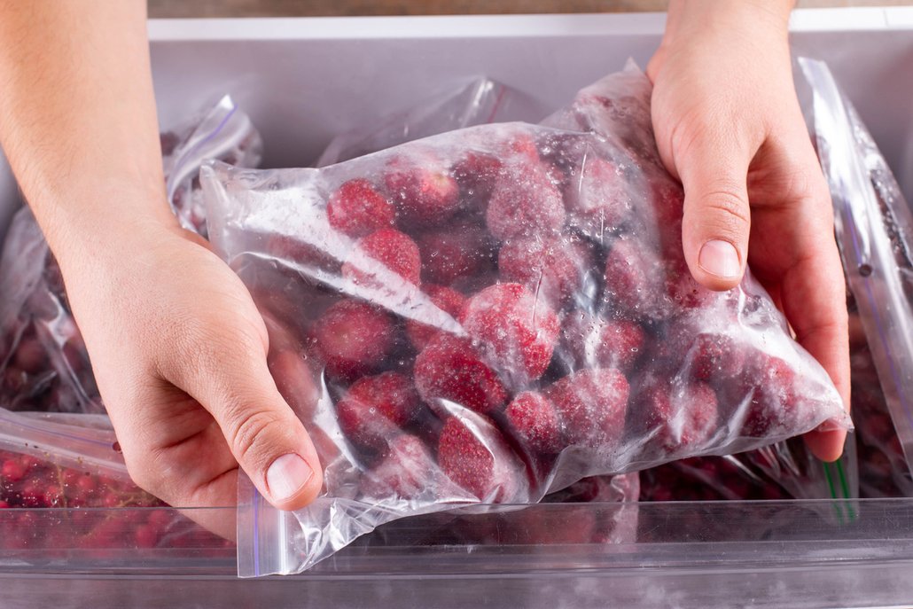 Mražené jahody nasypte do sáčku, uzavřete a uložte do mrazáku.