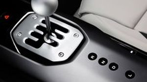 Jak správně zaparkovat automat v kopci: Vteřinový mezikrok s neutrálem uleví západce i rozvodům Jak správně zaparkovat automat v kopci: Vteřinový mezikrok s neutrálem uleví západce i rozvodům