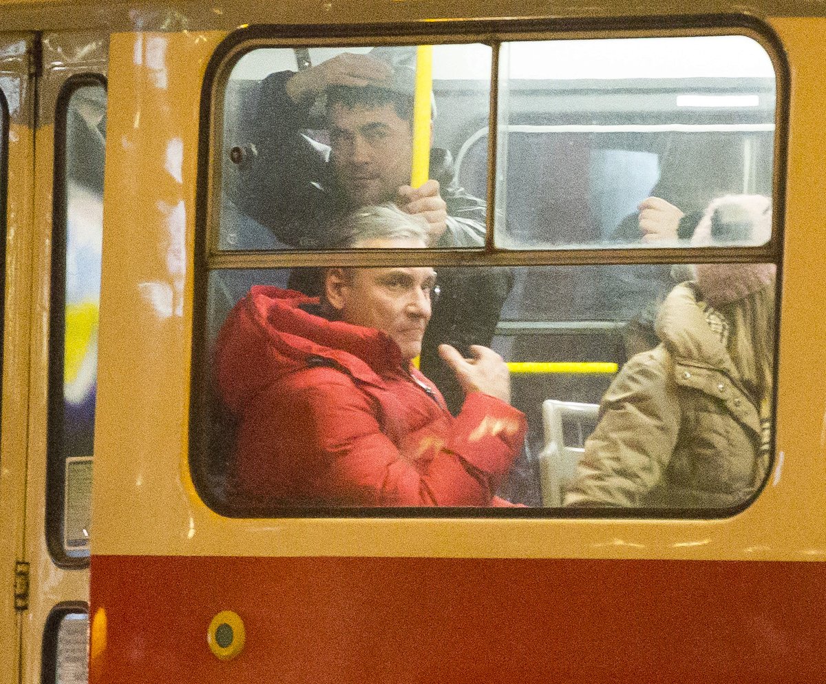 Čenský se v tramvaji snaží tvářit nenápadně.