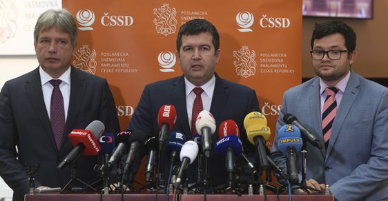 Jan Hamáček na tiskové konferenci ČSSD - ilustrační snímek