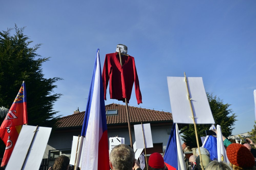 Desítky lidí demonstrovaly před domem ministra vnitra Jana Hamáčka