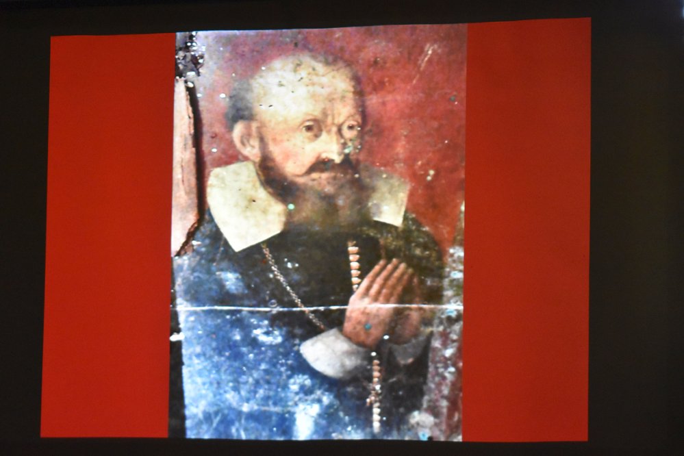 Portrét klečícího Jana Jiřího ze Švamberka na rakvi v kryptě šlechtice byl odhalen díky kamerovému průzkumu v červnu letošního roku.