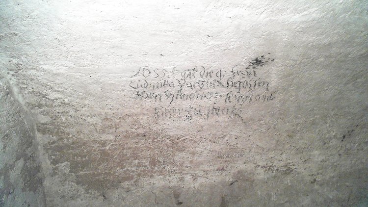 Výzkum hrobky Jana Jiřího ze Švamberka v březnu 2020: Zatím ne zcela rozluštěný nápis uhlem na severní zdi hrobky s letopočtem 1655
