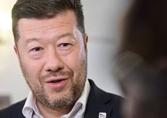 Jana Bendová: Vůdce se pozná podle toho, že rozdá peníze. I milion za dítě. S válkou za dveřmi paráda Jana Bendová: Vůdce se pozná podle toho, že rozdá peníze. I milion za dítě. S válkou za dveřmi paráda