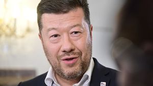 Jana Bendová: Vůdce se pozná podle toho, že rozdá peníze. I milion za dítě. S válkou za dveřmi paráda Jana Bendová: Vůdce se pozná podle toho, že rozdá peníze. I milion za dítě. S válkou za dveřmi paráda