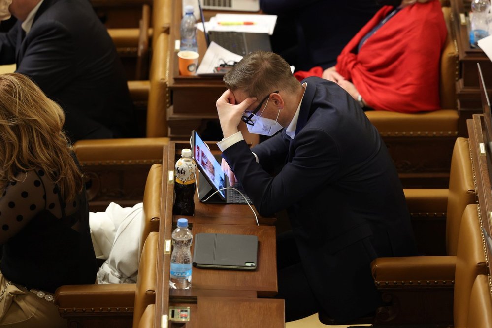 Poslanec Jakub Janda (ODS) si krátil chvíli brouzdáním v tabletu
