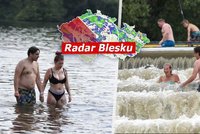 Teplé počasí vytáhlo Čechy k vodě. Přijdou však i bouřky, sledujte radar Blesku