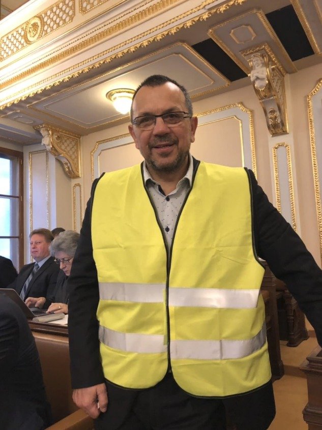Poslanec ČSSD Jaroslav Foldyna ve žluté vestě dával najevo sympatie s protestujícími ve Francii.