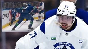 Je to možné?! Jeden z nejlepších Čechů v NHL se zase zranil. Letěl hlavou proti zdi Je to možné?! Jeden z nejlepších Čechů v NHL se zase zranil. Letěl hlavou proti zdi