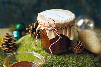 Vánoční jedlé dárky: Domácí likér, čokoláda i karamelky 