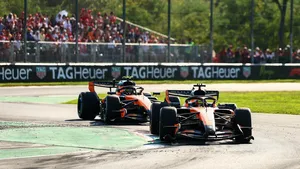 Jezdci McLarenu dojeli v Monze pod stupni vítězů Jezdci McLarenu dojeli v Monze pod stupni vítězů
