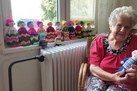 Jindřiška (92) zahání pláč dětí v nemocnicích: Už 18 let pro ně plete panáčky