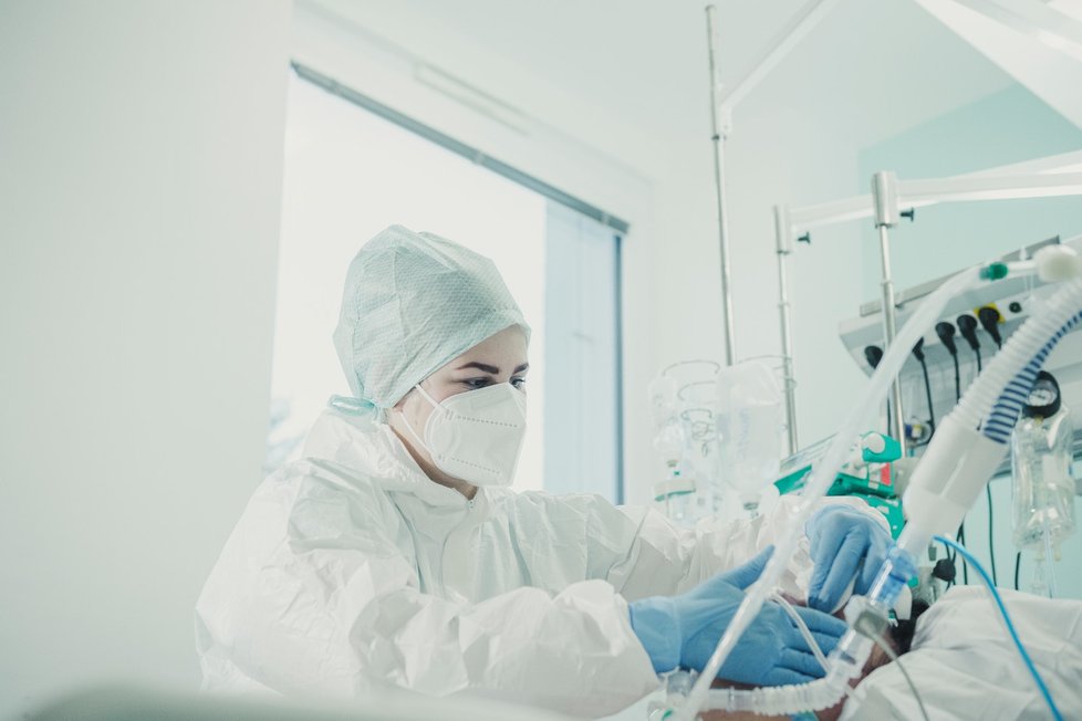 Jednotka intenzivní péče Krajské nemocnice Liberec je jedním z oddělení, kde se starají o covidové pacienty (8. 12. 2021)