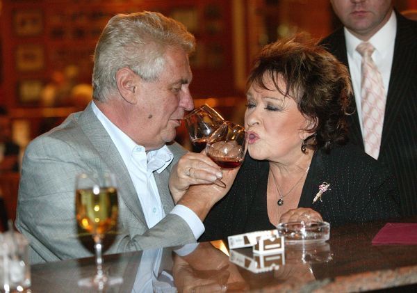Sklenku vína si spolu Miloš a Jiřina zcela jistě rádi dají i na Pražském hradě.