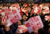 V Soulu demonstrovaly desetitisíce lidí proti prezidentce. Podporovala sektu