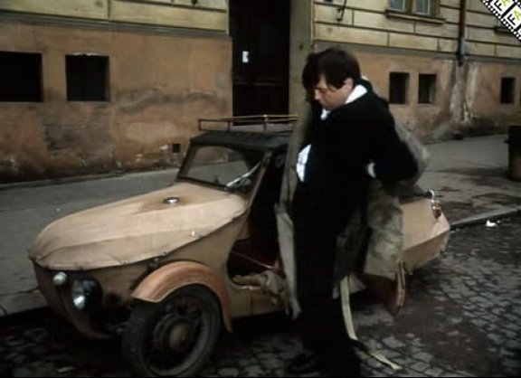 Josef Abrhám se svým velorexem ve scéně z filmu natáčené ve Slavíkově ulici.