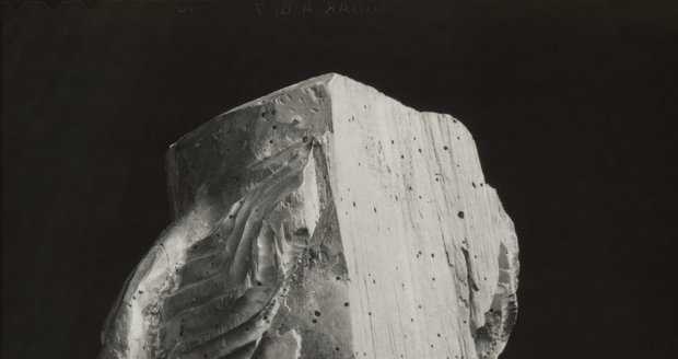 Josef Sudek, [Madona z Kamenného Újezda, kol. 1430], asi 1935, bromostříbrná fotografie, soukromá sbírka akad. arch. Josefa Wagnera ml.