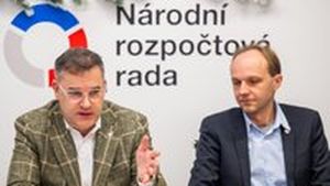 Jste političtí! Ministerstvo financí napadlo svůj vlastní poradní orgán Jste političtí! Ministerstvo financí napadlo svůj vlastní poradní orgán