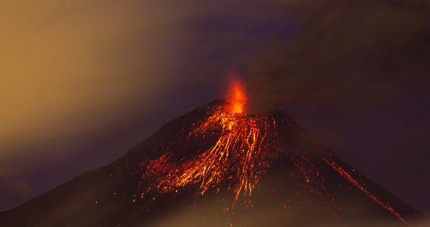 This is how Juan David Cevallos photographed the eruption of the Ecuadorian volcano Tungurahua.
