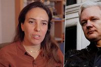 Assange v azylu zplodil s právničkou dva syny: Žena žádá o jeho propuštění kvůli koronaviru