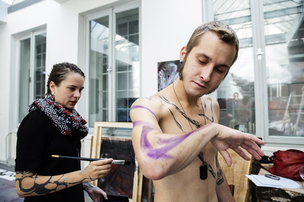 Daniel Šimčík řečený Shimpy má na svém těle několik tetování od své kamarádky Julie Chocholy i od Lukáše Musila. Do Juliina holešovického ateliéru Heart Space si přišel pro pár „šmouh“ na pravou paži.